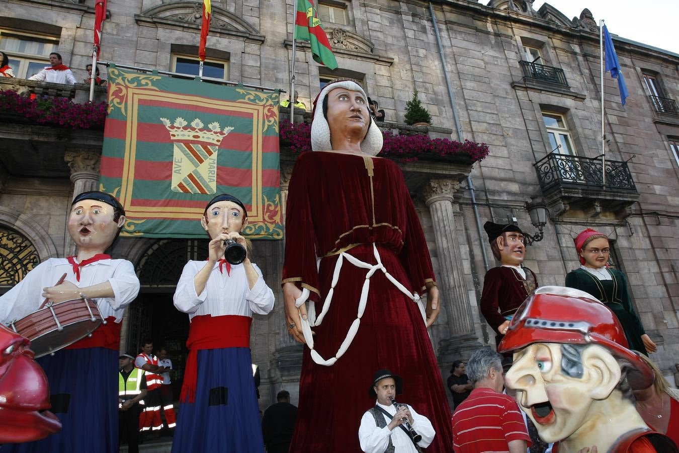 El chupinazo desata la locura en Torrelavega