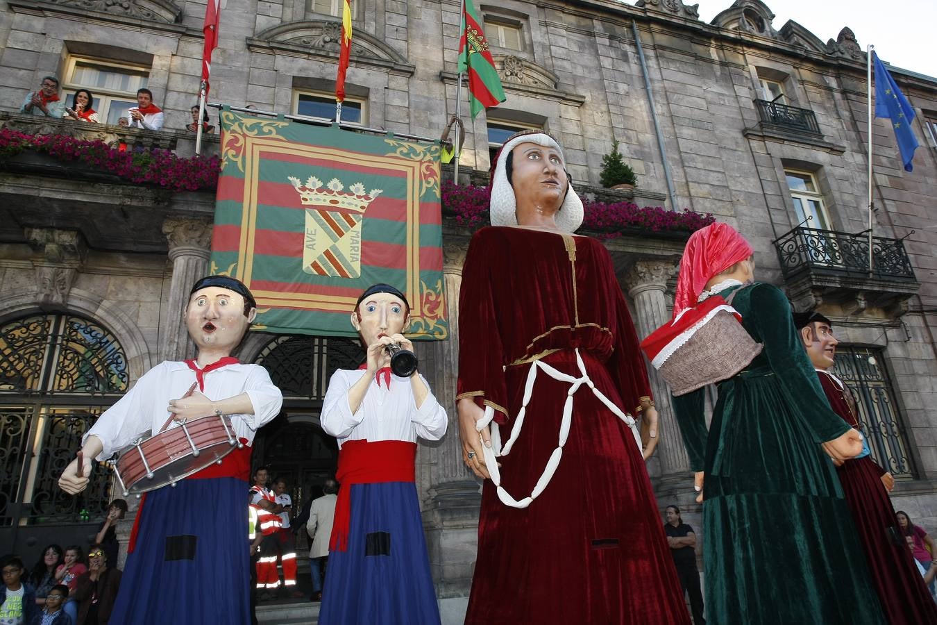 El chupinazo desata la locura en Torrelavega