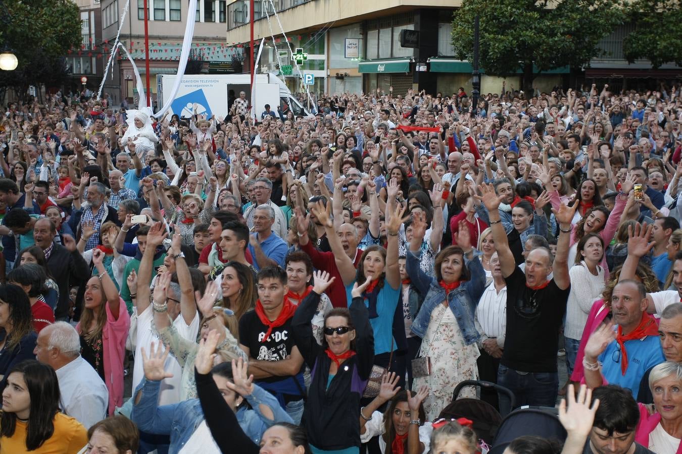 El chupinazo desata la locura en Torrelavega