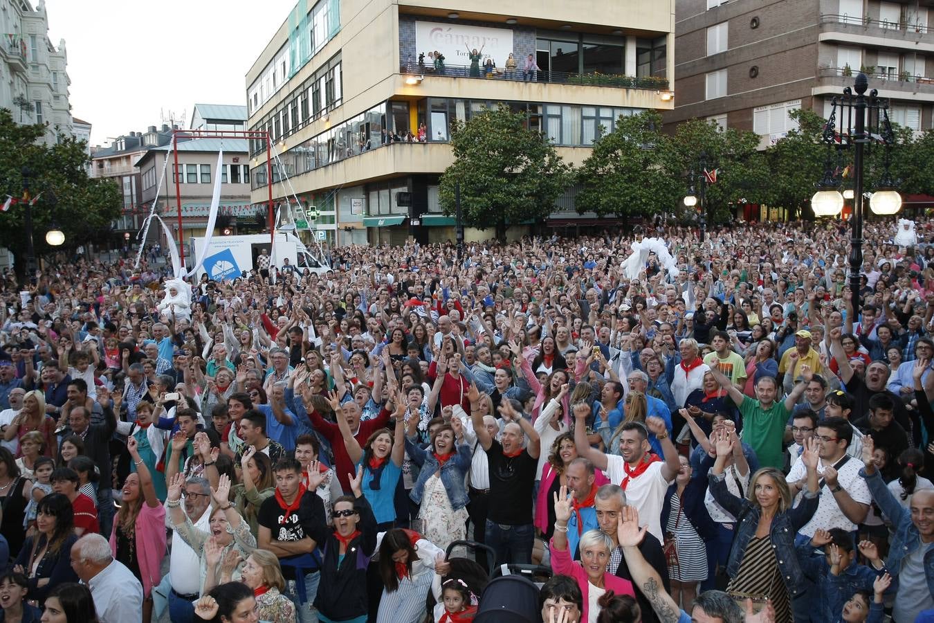 El chupinazo desata la locura en Torrelavega