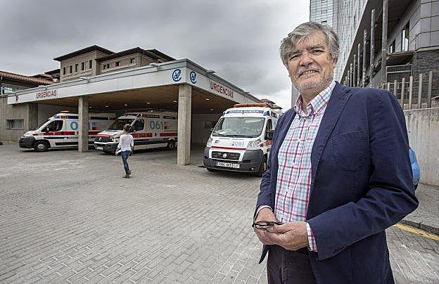 Luis García-Castrillo, delante de la entrada de Urgencias, servicio que ha dirigido durante 27 años en el Hospital Valdecilla