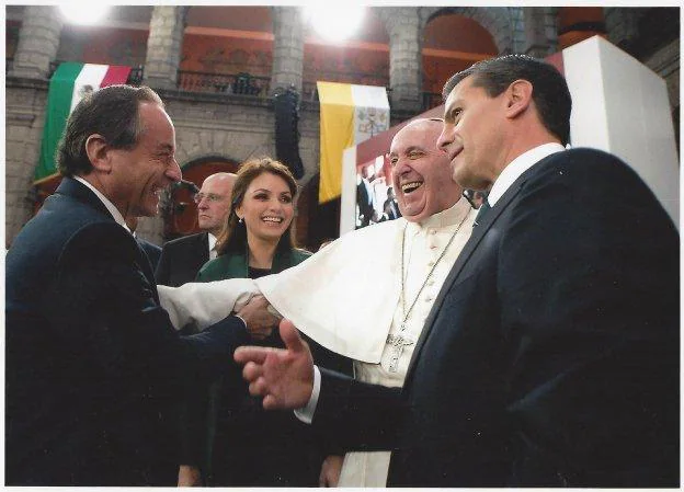 Eduardo Tricio saluda al Papa Francisco ante la presencia del presidente mexicano, Enrique Peña Nieto, y su mujer, Angélica Rivera