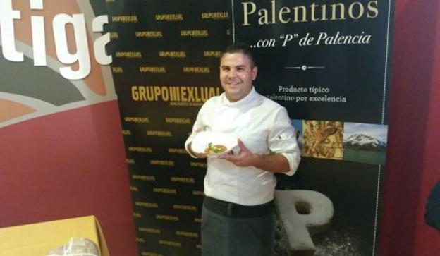 Pablo Toca, muestra la creación que llevó al concurso. 