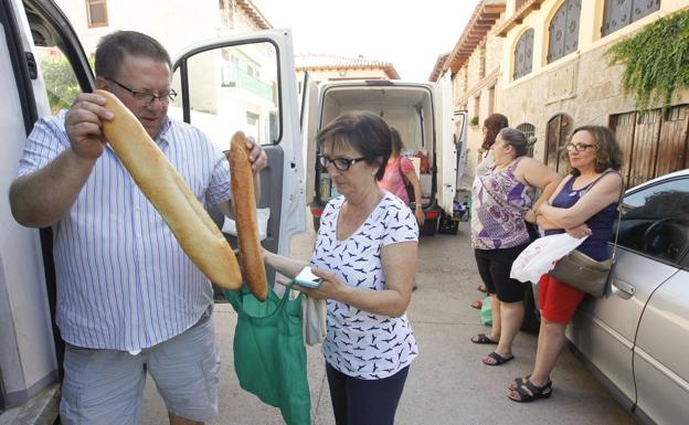 Imagen principal - Arriba, Pascual pasa de vender 4 barras a cerca de 40. En el medio, Adrián (en el centro) ha vuelto a darle vida al restaurante de El Castellar. Ahora abre a las nueve de la mañana y cierra a las doce de la noche. Abajo, no parecen muchos, pero sí lo son en un pueblo que se queda con las calles vacías en los días más duros del invierno