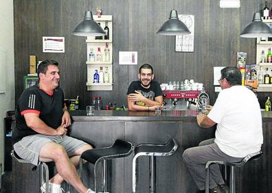 Imagen secundaria 1 - Arriba, Pascual pasa de vender 4 barras a cerca de 40. En el medio, Adrián (en el centro) ha vuelto a darle vida al restaurante de El Castellar. Ahora abre a las nueve de la mañana y cierra a las doce de la noche. Abajo, no parecen muchos, pero sí lo son en un pueblo que se queda con las calles vacías en los días más duros del invierno