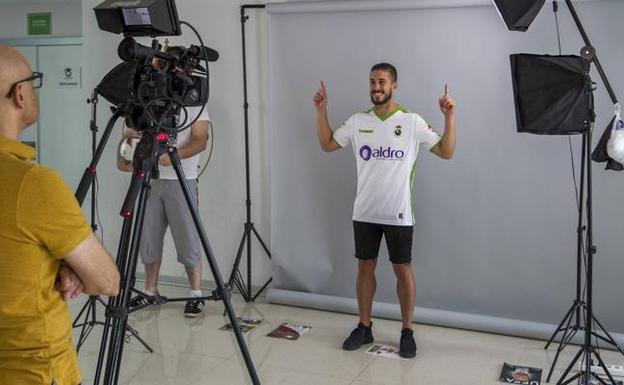 Héber, que firmó su nuevo contrato ayer, graba en el hall del edificio multiusos de las Instalaciones Nando Yosu el vídeo que acompañará a sus goles en los videomarcadores de los Campos de Sport de El Sardinero. 