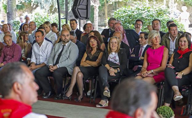 Alcaldes, miembros del Ejecutivo y diputados regionales de los partidos del Gobierno y de la oposición, ayer, en Cabezón. 