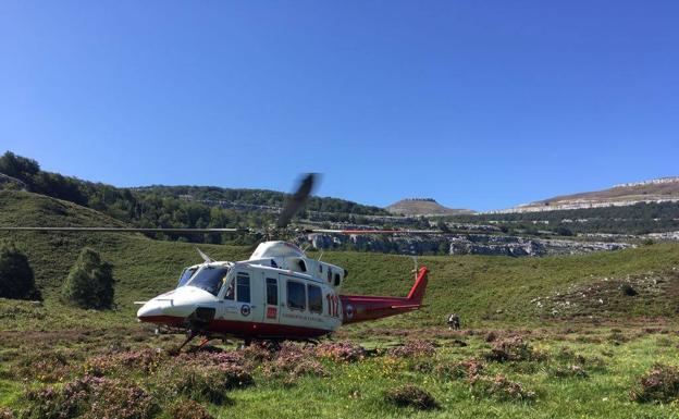 El helicóptero del Gobierno rescata a un senderista con lesión de rodilla en Los Collados del Asón