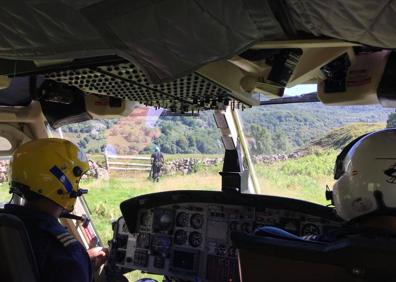 Imagen secundaria 1 - El helicóptero del Gobierno rescata a un senderista con lesión de rodilla en Los Collados del Asón