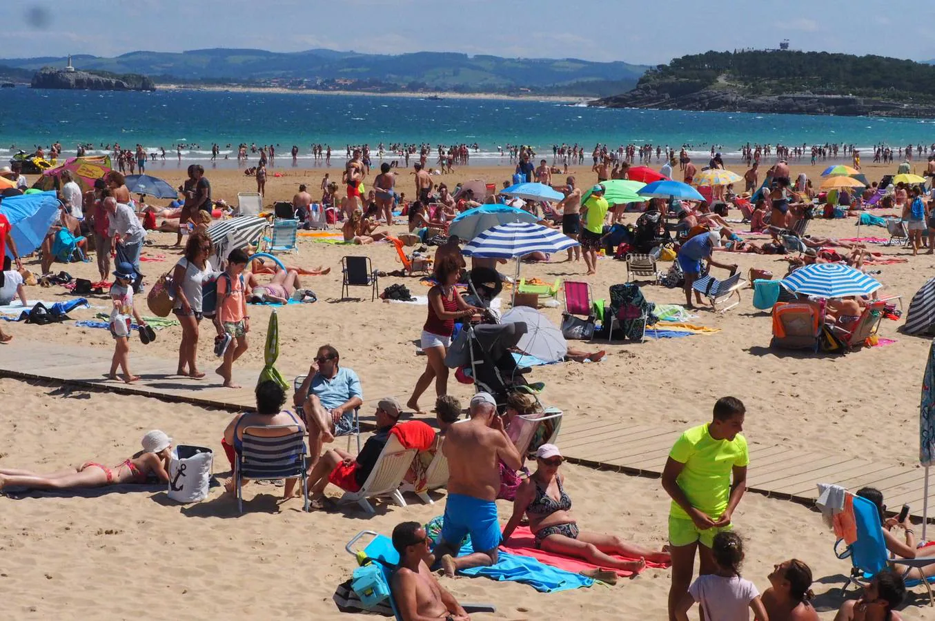 Las playas de El Sardinero, abarrotadas este domingo