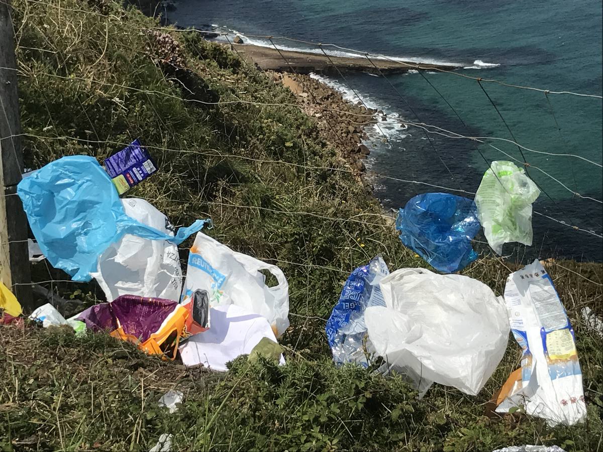 La basura que dejó el Delirium Festival en el cabo Quintres de Ajo