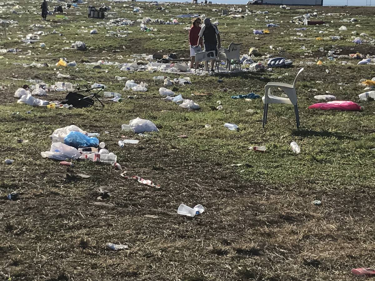 La basura que dejó el Delirium Festival en el cabo Quintres de Ajo