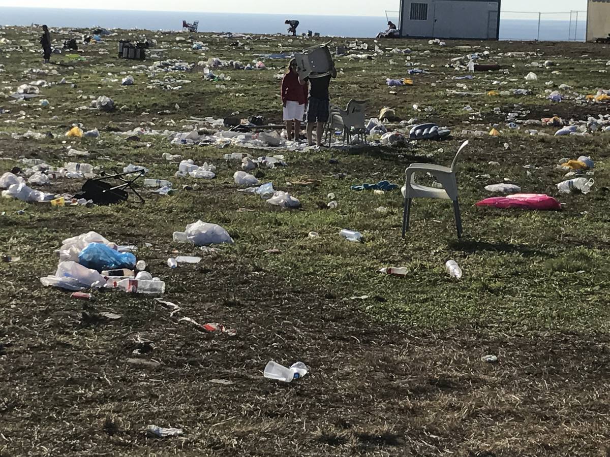 La basura que dejó el Delirium Festival en el cabo Quintres de Ajo