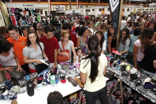 La Feria del Stock de Torrelavega atrae a miles de visitantes, algunos de ellos turistas.