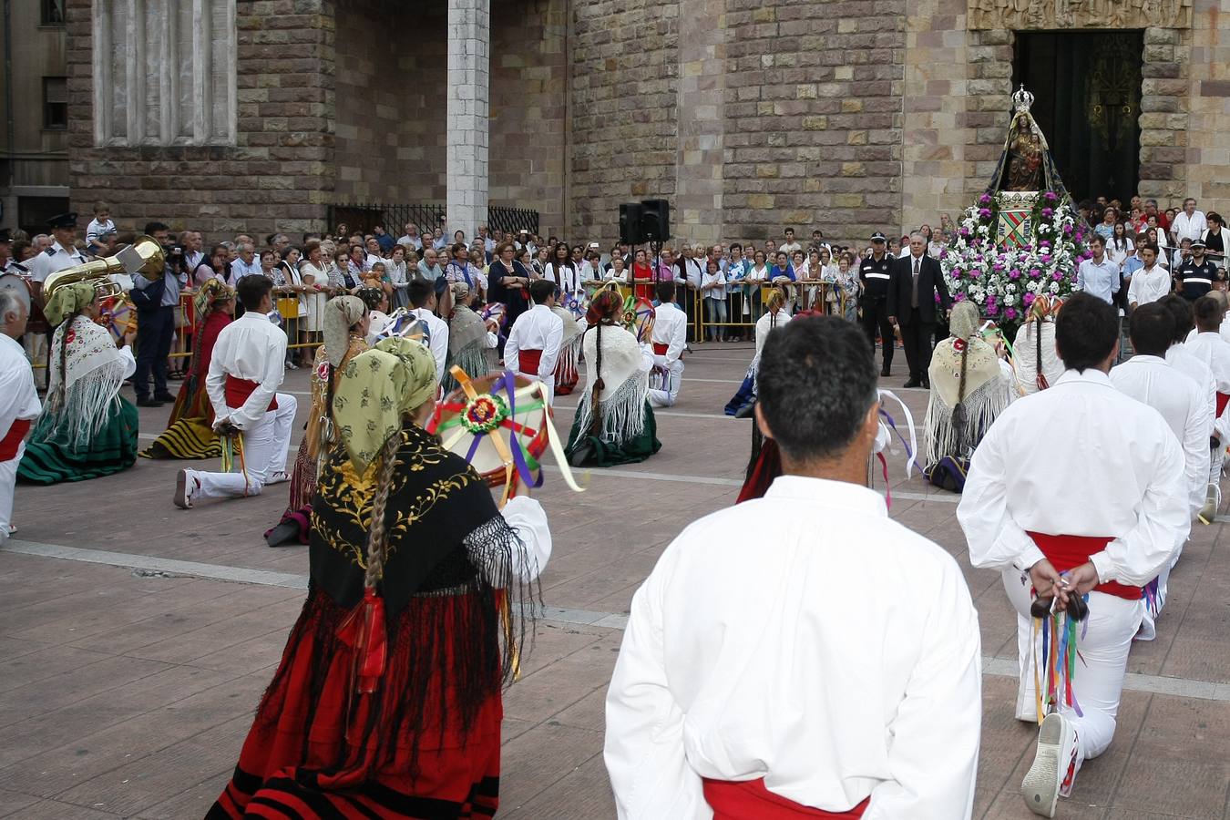 Fervor por la Virgen Grande en la procesión de Torrelavega