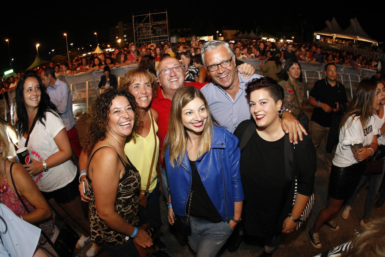 El cantante venezolano protagonizó anoche un concierto muy especial, con muchos guiños a la ciudad y hasta sacando a bailar dos mujeres del público