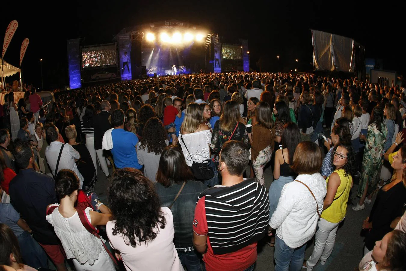 El cantante venezolano protagonizó anoche un concierto muy especial, con muchos guiños a la ciudad y hasta sacando a bailar dos mujeres del público