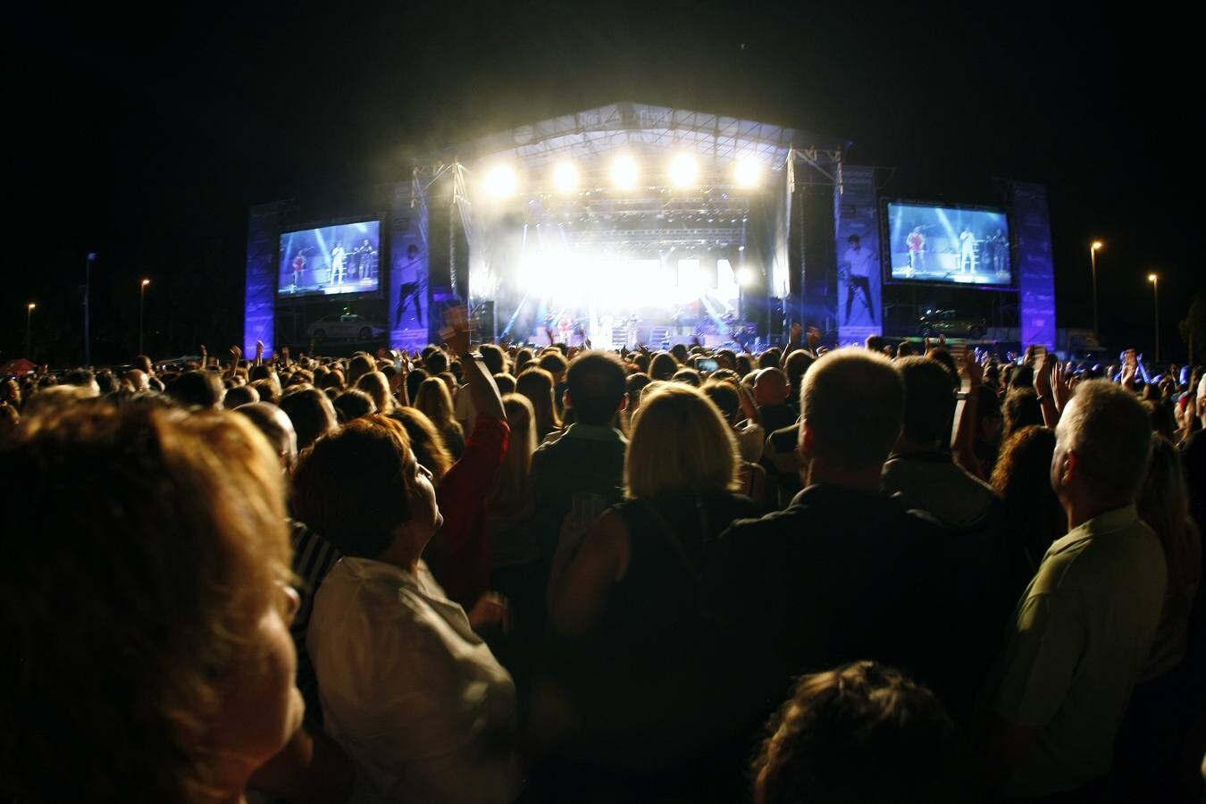 El cantante venezolano protagonizó anoche un concierto muy especial, con muchos guiños a la ciudad y hasta sacando a bailar dos mujeres del público