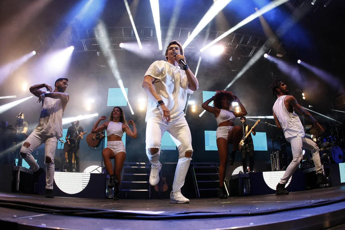 El cantante venezolano protagonizó anoche un concierto muy especial, con muchos guiños a la ciudad y hasta sacando a bailar dos mujeres del público