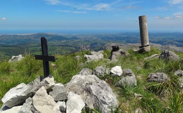 La cumbre del Enguinza desde donde se divisa el mar al fondo.