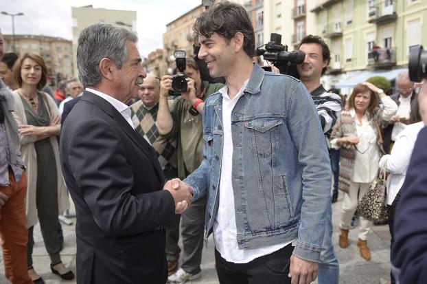 Miguel Ángel Revilla y Eduardo Noriega, en la foto con motivo de la concesión de la Estrella de Tetuán al actor, recibirán mañana el Emboque de Oro.