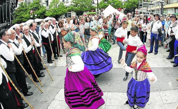 Tradición y colorido en el día grande