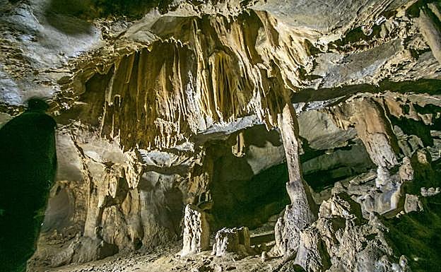 cueva de Hornos de la Peña en la que por sus limitaciones solo entran grupos de seis personas