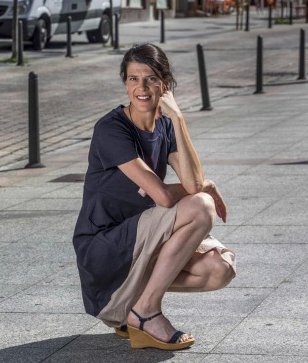 Ruth Beitia posa junto a la estrella colocada en su honor en el barrio de Tetuán, donde reside. 