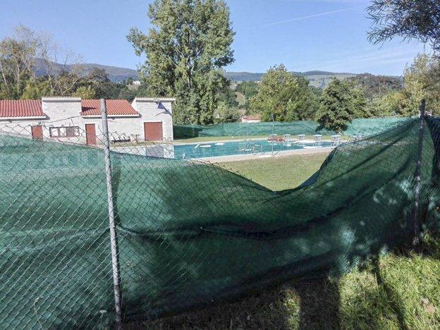 Las piscinas municipales fueron objeto de los vándalos, que no solo destrozaron la verja y el mobiliario, sino que rociaron con gasoil el agua del vaso grande de la piscina, por lo que hubo que cerrarla. 