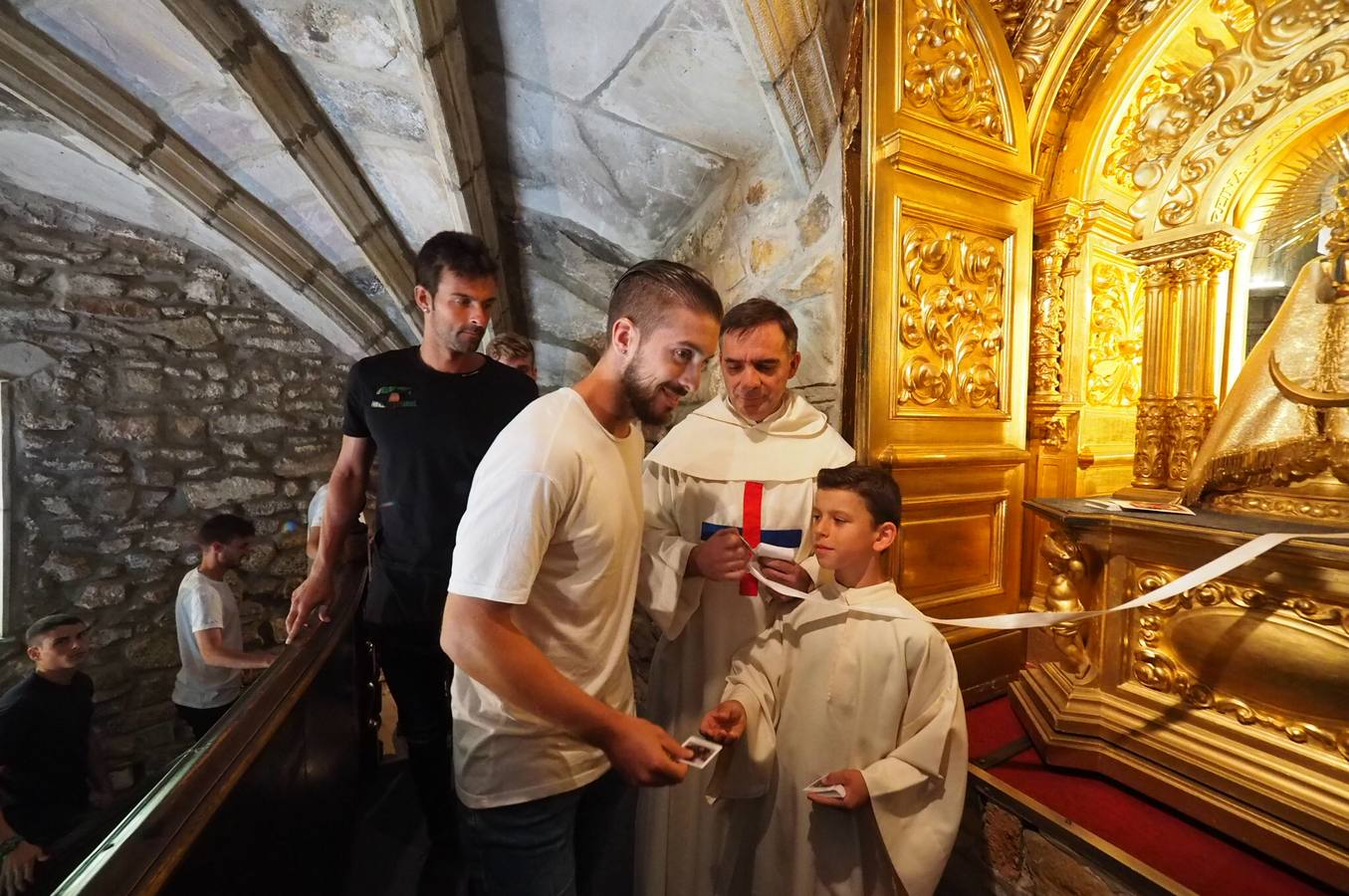 El Racing Club de Santander realiza su tradicional ofrenda floral a la Virgen Bien Aparecida
