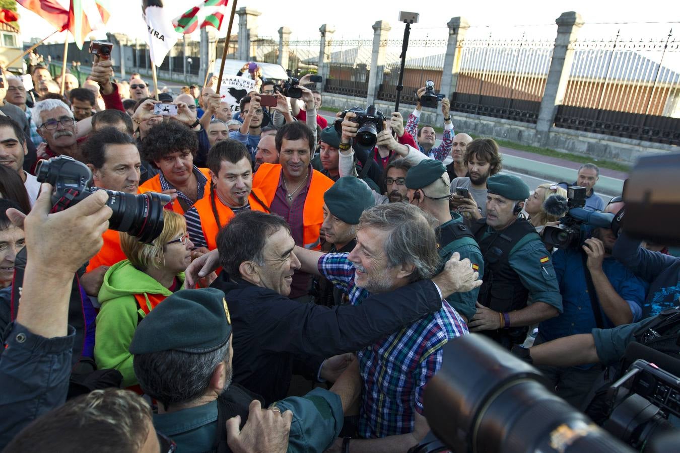 Familiares y amigos han recibido al exsecretario general de LAB a las puertas del centro penitenciario y posteriormente se han trasladado a Muskiz para celebrar allí un acto de homenaje. El miercoles, delegación del Gobierno en Cantabria prohibió hacerlo a las puertas de El Dueso. // Javier Cotera