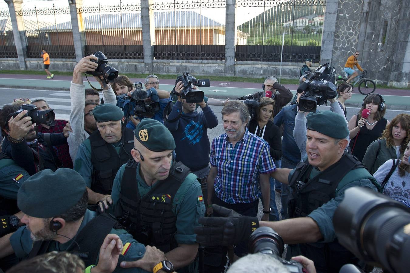 Familiares y amigos han recibido al exsecretario general de LAB a las puertas del centro penitenciario y posteriormente se han trasladado a Muskiz para celebrar allí un acto de homenaje. El miercoles, delegación del Gobierno en Cantabria prohibió hacerlo a las puertas de El Dueso. // Javier Cotera