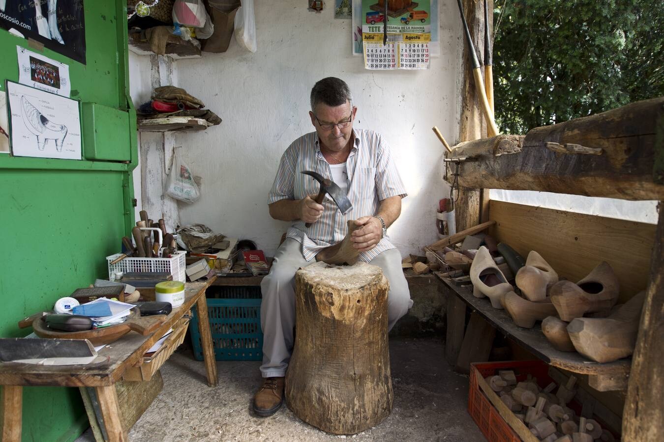 Rafael Cossío y Augusto Rodríguez muestran los detalles del proceso artesanal de creación de un par de albarcas, un oficio que el Gobierno quiere declarar Bien de Interés Cultural Inmaterial