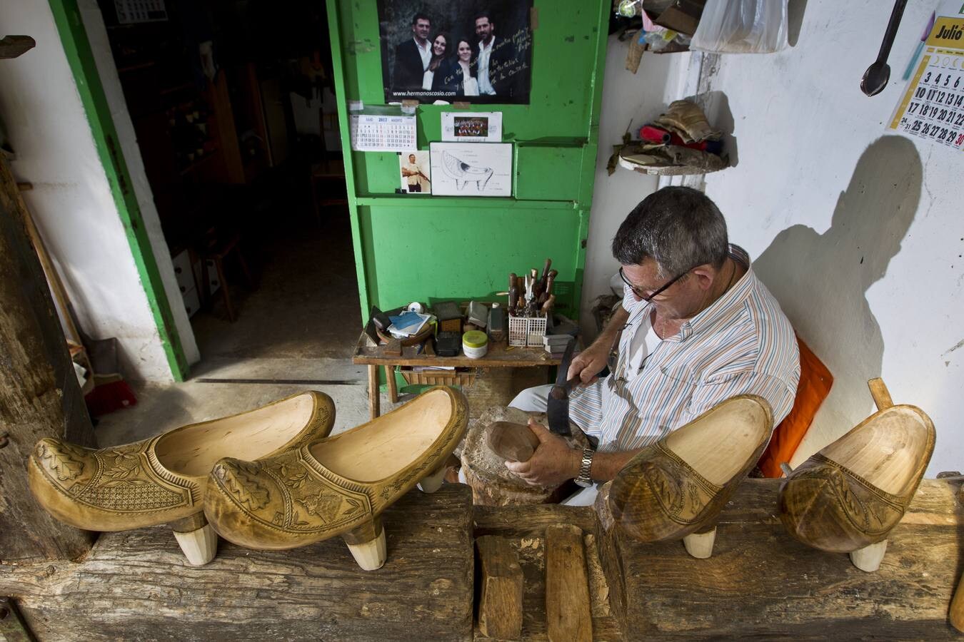 Rafael Cossío y Augusto Rodríguez muestran los detalles del proceso artesanal de creación de un par de albarcas, un oficio que el Gobierno quiere declarar Bien de Interés Cultural Inmaterial