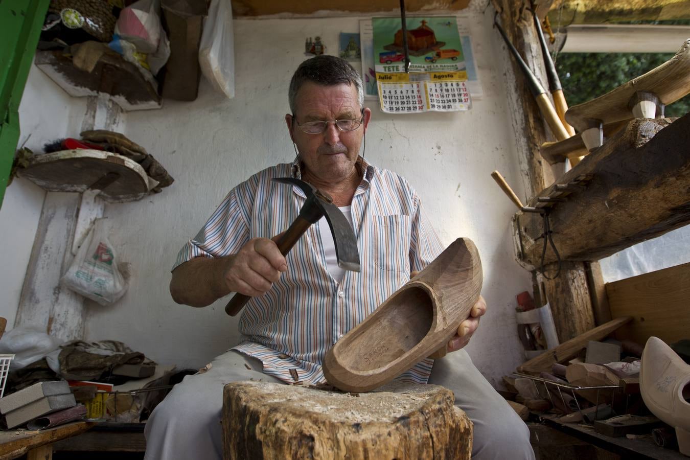 Rafael Cossío y Augusto Rodríguez muestran los detalles del proceso artesanal de creación de un par de albarcas, un oficio que el Gobierno quiere declarar Bien de Interés Cultural Inmaterial