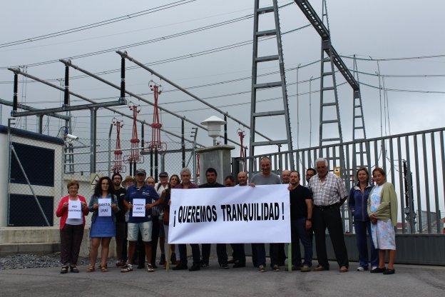 Los vecinos de Fuente Las Varas ayer junto las autoridades locales en la protesta a las puertas de la subestación