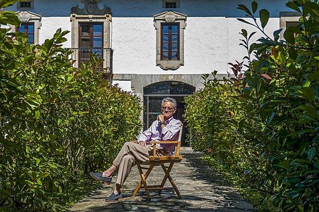 Luis Rojas Marcos, disfrutando de la vida tranquila y los recuerdos ante la casa de su abuela