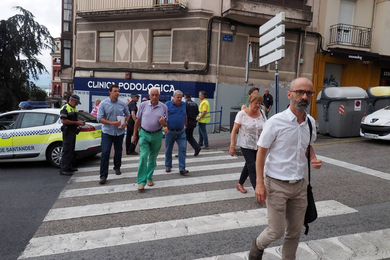 Vecinos del edificio de la calle del Sol entran a sus casas