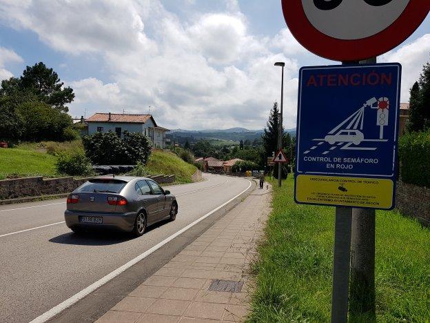 Cartel indicador previo al radar situado en el semáforo a la entrada de Puente San Miguel.