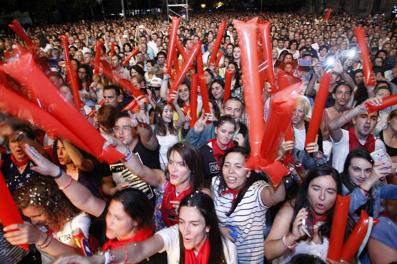 El Bulevar se rinde al carisma de Chenoa con 5.000 personas coreando sus canciones