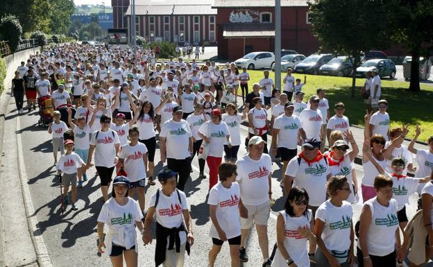 Imagen principal - Arriba, la Marcha Bulevard, en el medio, el concienrto de Carlos Baute y abajo la procesión de la Virgen Grande.