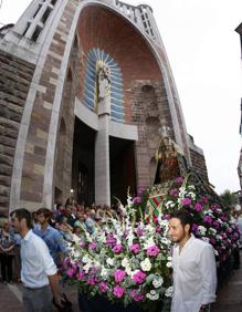 Imagen secundaria 2 - Arriba, la Marcha Bulevard, en el medio, el concienrto de Carlos Baute y abajo la procesión de la Virgen Grande.