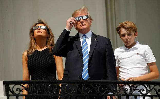 Donald Trump observa el eclipse junto a Melania y su hijo Barron.