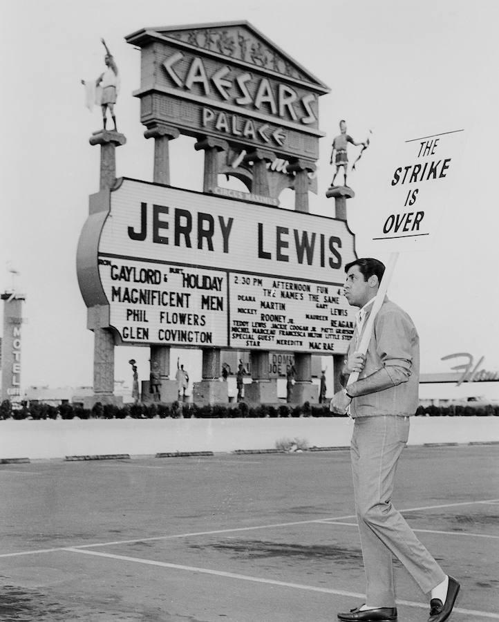 Jerry Lewis en frente de la marquesina Caesars Palace en Las Vegas