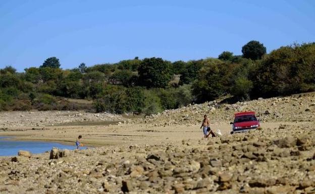 Imagen tomada el lunes en el pantano, que muestro los bajos niveles