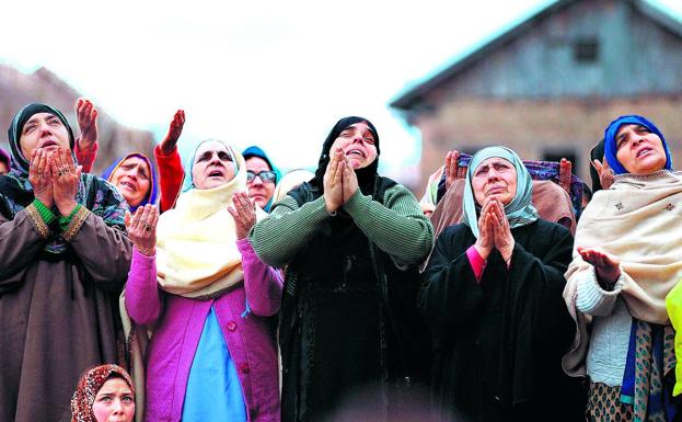 Mujeres musulmanas rezan en una celebración religiosa en Srinagar, en el Estado indio de Cachemira.