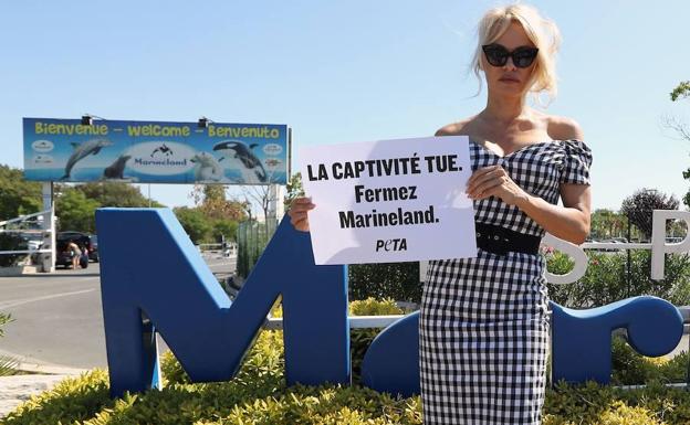 Pamela Anderson protesta contra Marineland.