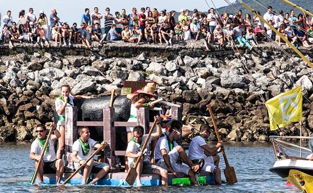 Carrera de artefactos navegables en una edición anterior de las fiestas de San Ginés, en Colindres.