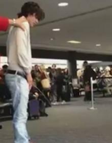 Imagen secundaria 2 - Un pasajero fue atado por sus compañeros de viaje ebrios. En la zona del duty free se puede consumir alcohol enla mayor parte de los aeropuertos. Abajo, el actor Bronson Pelletier, de ‘Crepúsculo’, que orinó beodo en el aeropuerto de Los Ángeles.