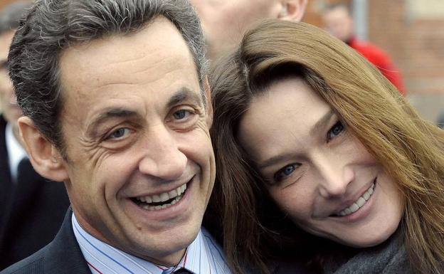 Nicolas Sarkozy (i), expresidente francés, y su esposa, Carla Bruni-Sarkozy.